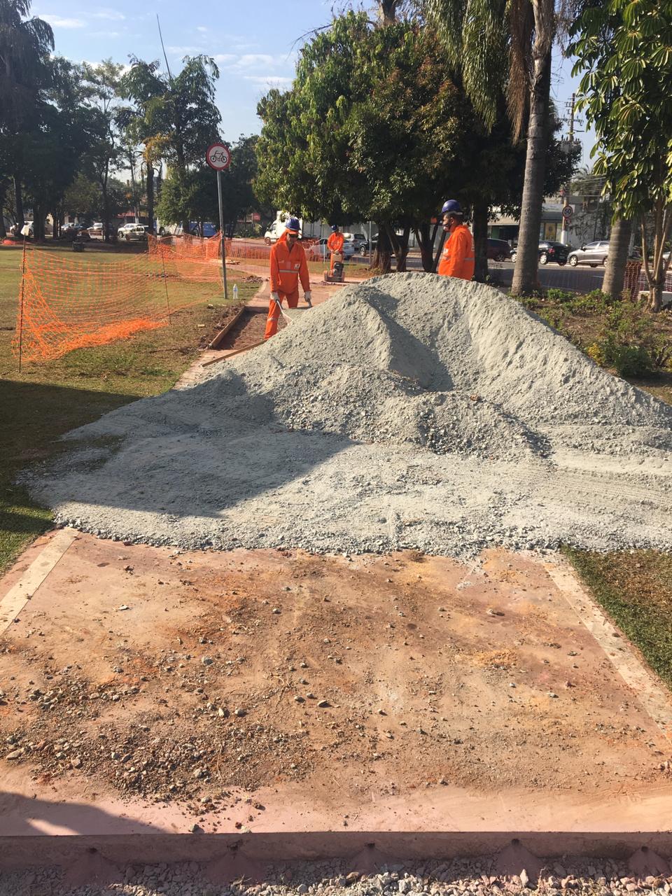 Imagem de trabalhadores uniformizado nas obras da ciclovia da Avenida Faria Lima